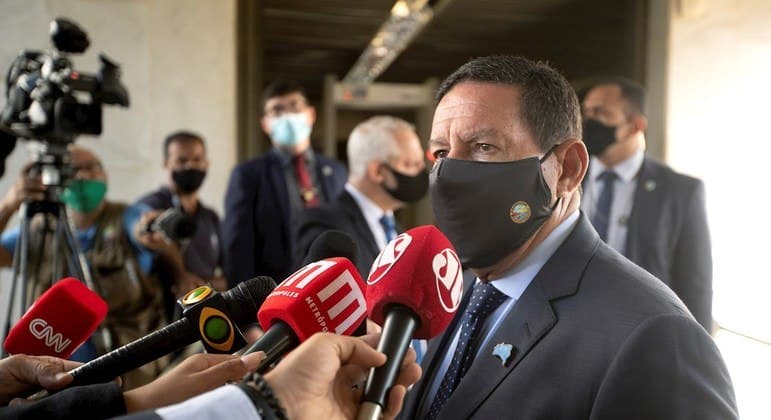 Mourão compara aglomerações ao futebol: 'Povo não é disciplinado'