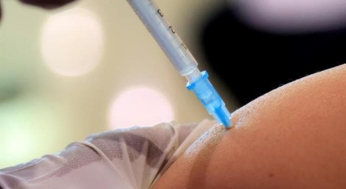 Contrair covid após 1ª dose pode atrasar 2ª, que deve ser mantida