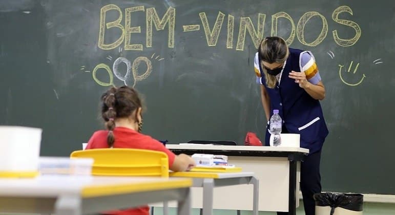 Governo inclui profissionais da Educação em grupo para vacina