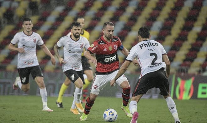 Flamengo atropela Athletico-PR no Maracanã e sobe no G4