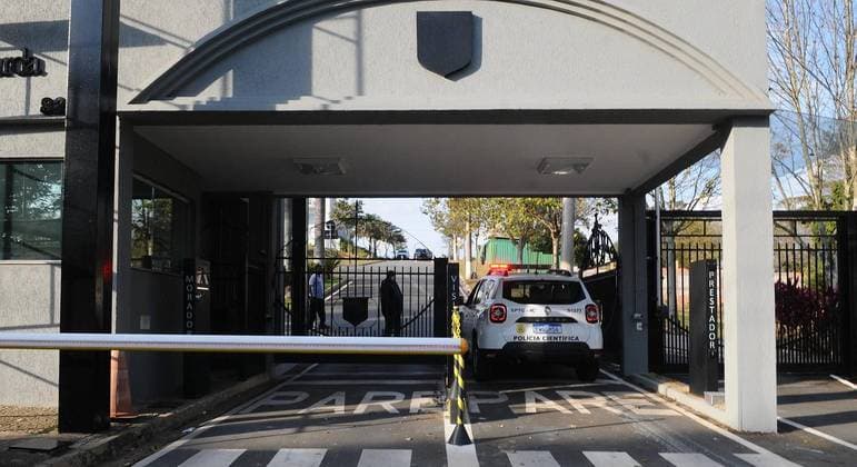 Filho mata pai para defender a mãe dentro de mansão em SP