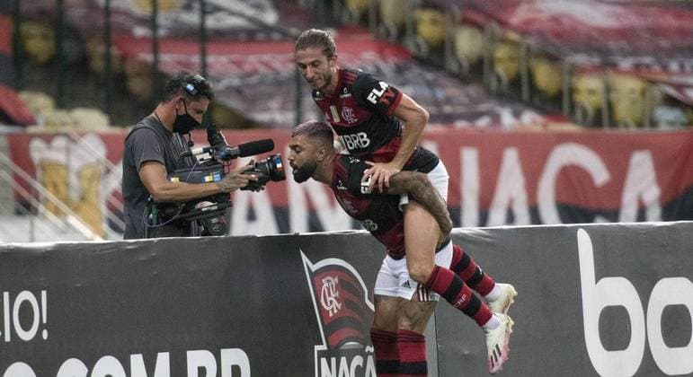 Flamengo bate Vasco e fica a dois pontos do líder Internacional