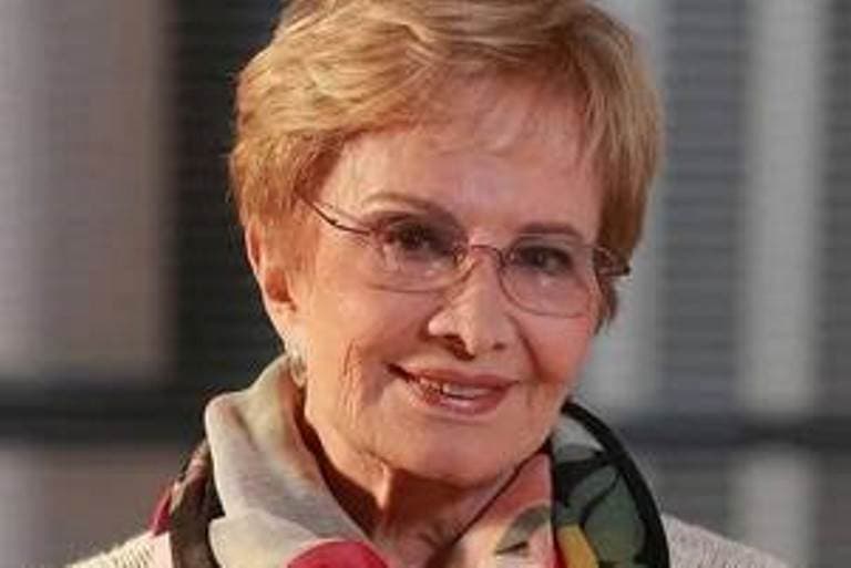 Glória Menezes recebe alta do hospital em São Paulo