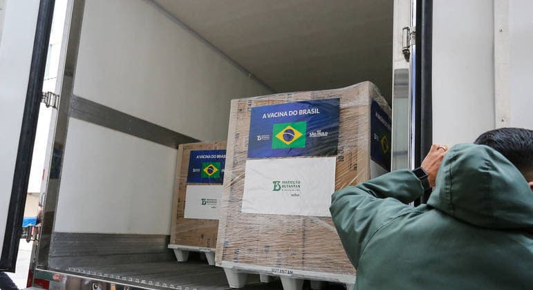 Butantan tem insumos para 18 milhões de doses retidos na China