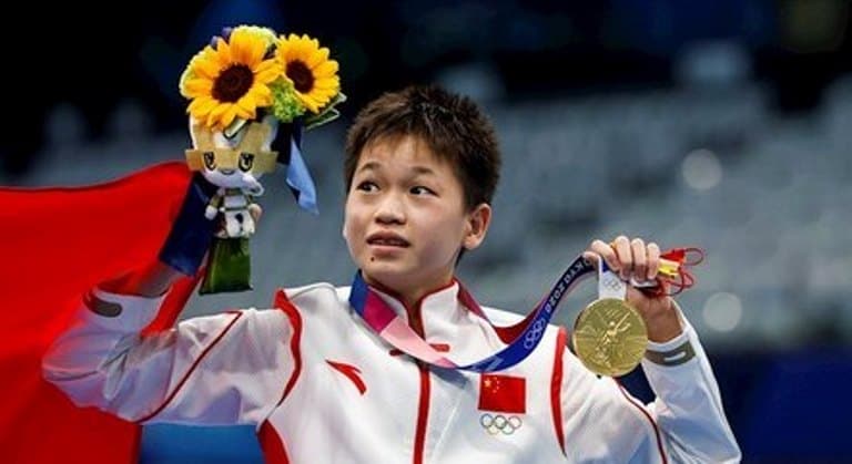 Chinesa de 14 anos fatura ouro nos saltos ornamentais com 24 notas 10