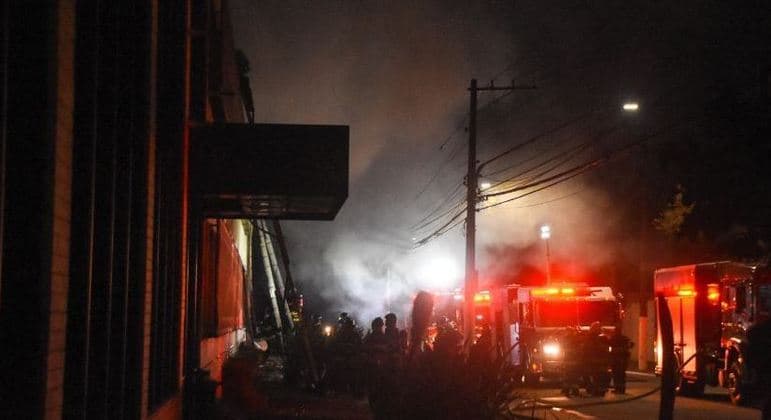 Após incêndio, bombeiros fazem vistoria em galpão de Cinemateca