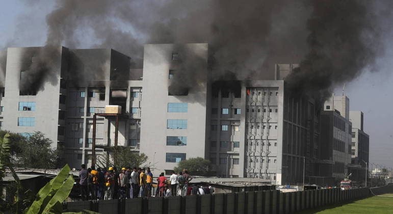 Incêndio atinge prédio de fabricante de vacinas na Índia