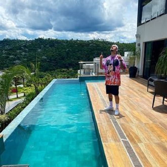 Kevinho faz tour em nova mansão de três andares em São Paulo