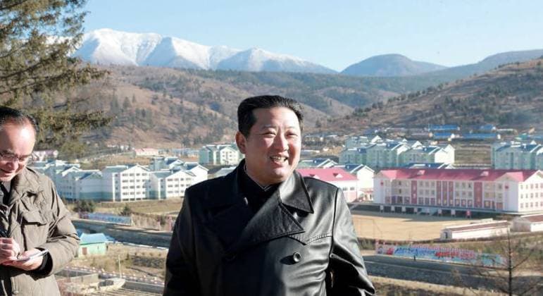 Kim Jong-un é visto em público pela 1ª vez depois de mais de um mês