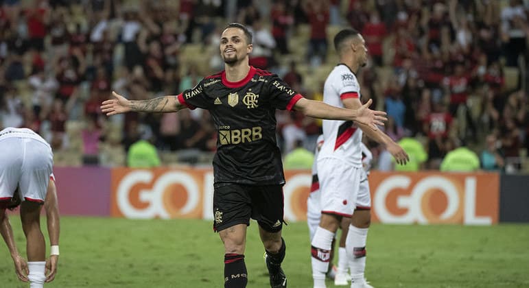 Flamengo bate Atlético-GO e fica a 9 pontos do líder
