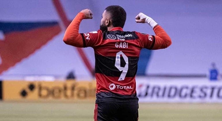Flamengo bate a LDU em noite histórica para o clube e Gabigol