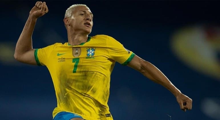 Richarlison recebe mensagens racistas após provocação a rivais