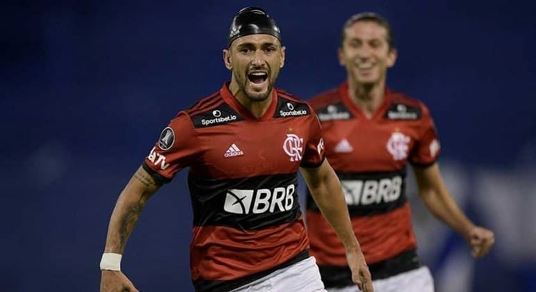 Flamengo fica atrás duas vezes, mas vira e vence o Vélez na estreia