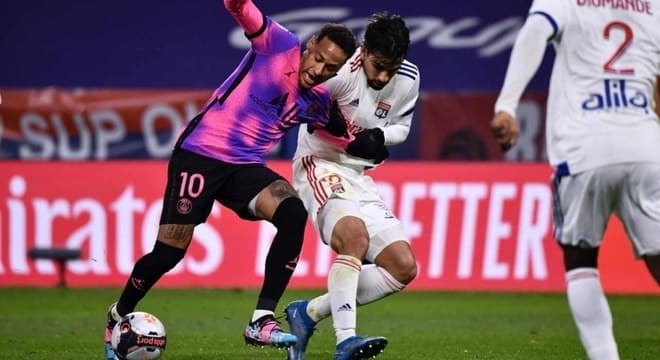 Na volta de Neymar, PSG vence o Lyon e assume a liderança