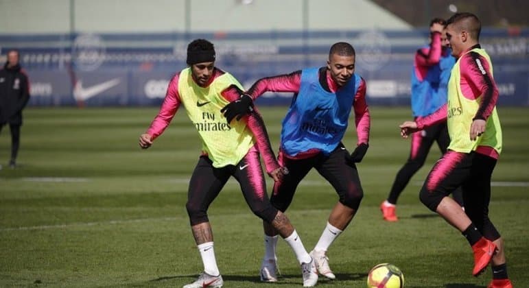 Neymar coloca meia do PSG no mesmo patamar de Xavi e Iniesta