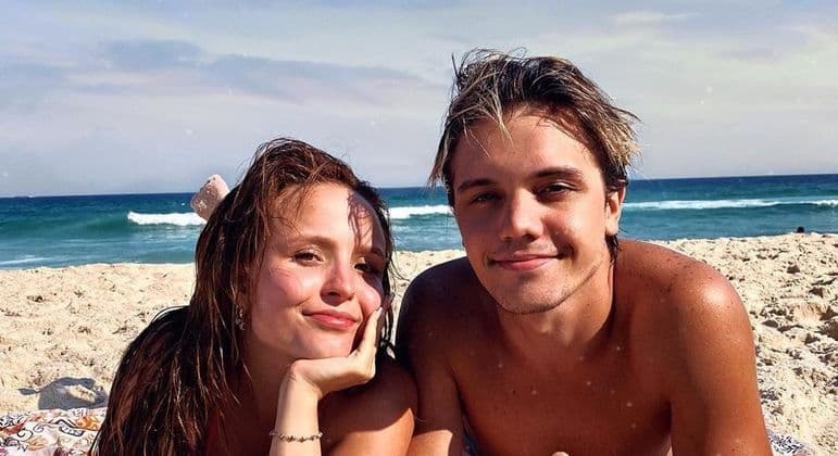 Larissa Manoela confirma fim de relacionamento com Leo Cidade