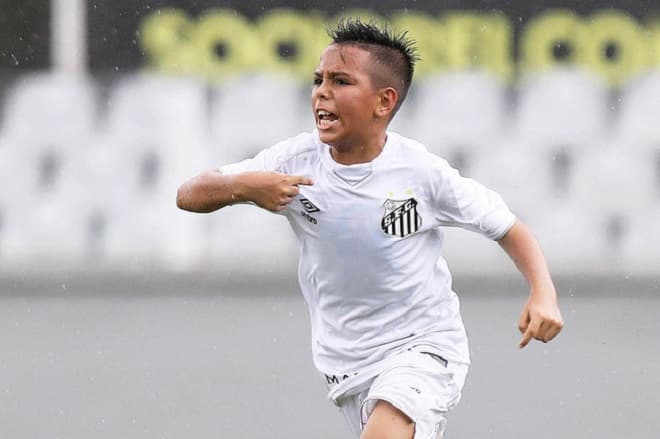 Novo raio! Garoto de 13 anos é uma das joias da base do Santos