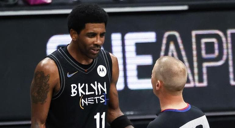 Brooklyn Nets afasta Kyrie Irving por se recusar a tomar vacina