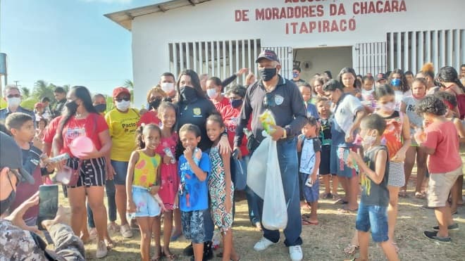 Ação alusiva leva brinquedos para crianças de comunidades carentes