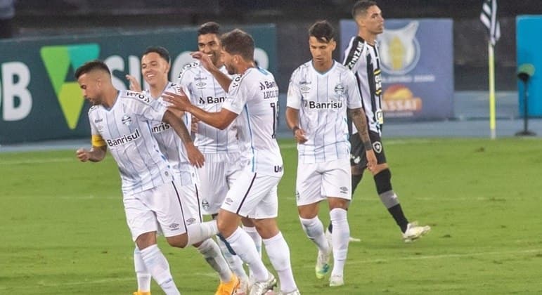 Grêmio atropela o rebaixado Botafogo e volta a sonhar com o G4