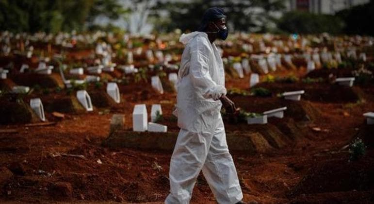 Média de mortes por covid cresce 70% em maio, apontam cartórios