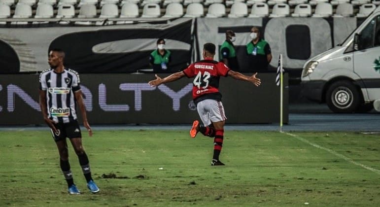Flamengo vence o Botafogo em clássico e é novo líder do Carioca