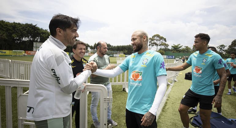 Neymar se machuca em treino e desfalca o Brasil contra a Argentina