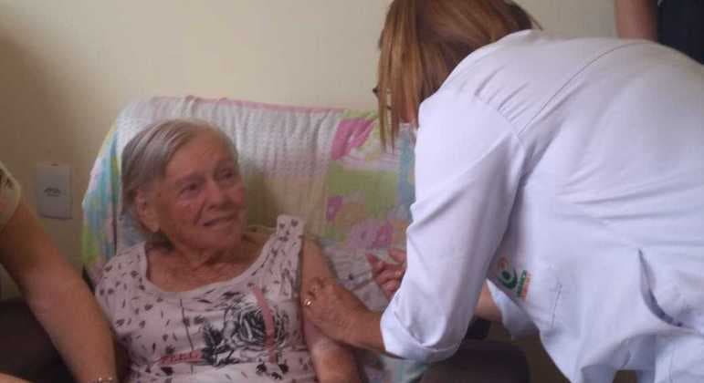 Mãe do presidente Bolsonaro toma a segunda dose da CoronaVac