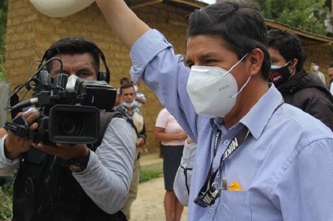 Pedro Castillo lidera eleição no Peru.