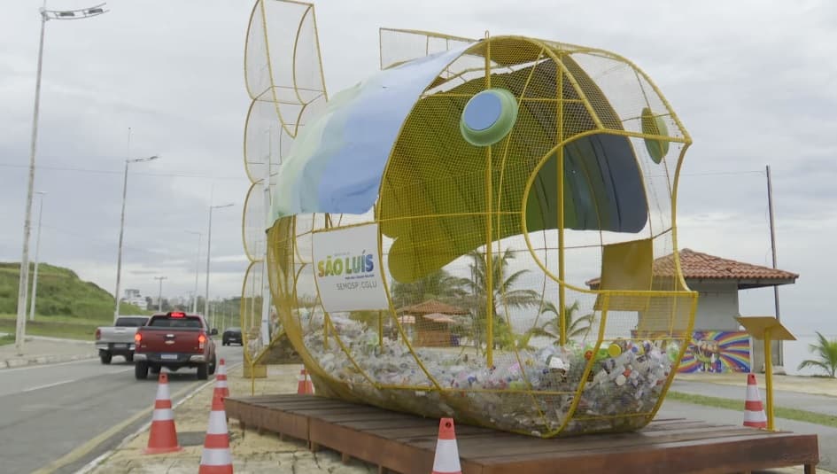 Grande lixeira metálica incentiva descarte de lixo reciclável