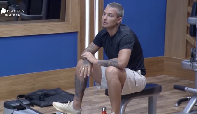 Mc Gui nota um comportamento diferente dos peões com ele