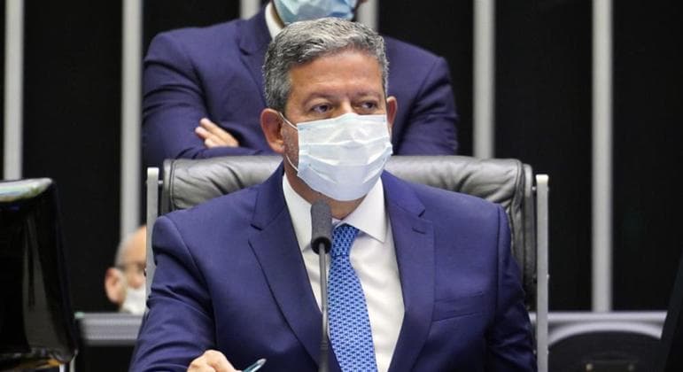 Lira quebra silêncio sobre crise e afasta ideia de impeachment