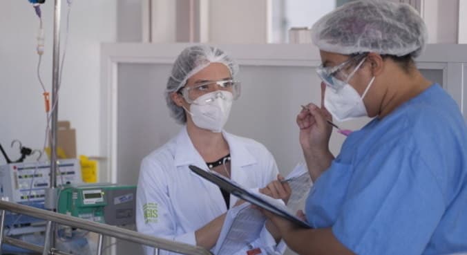 Ao menos um profissional de saúde morre por dia de covid no Brasil