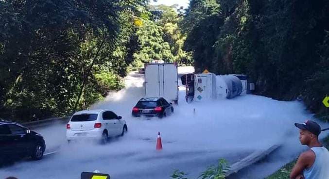 Carreta de oxigênio tomba na Serra de Petrópolis e interdita via