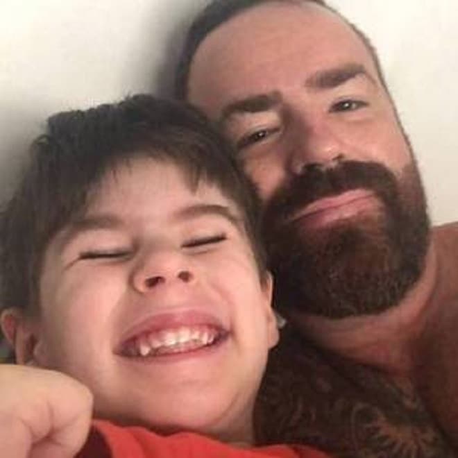 Pai não sabia que mãe dava remédios a Henry, afirma defesa