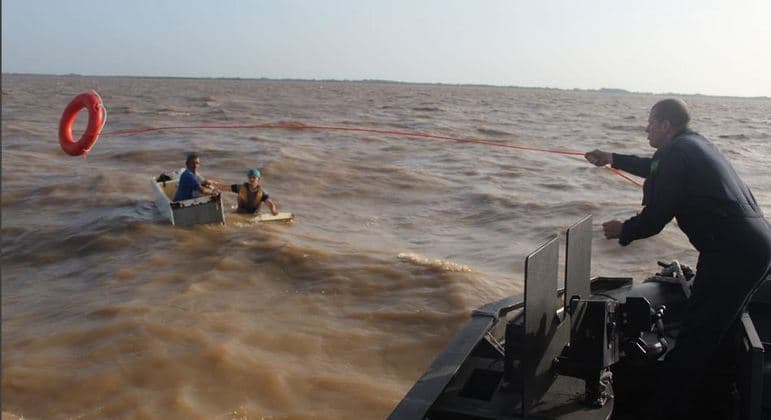 Marinha resgata 3 homens à deriva em rio, dentro de geladeira, no PA