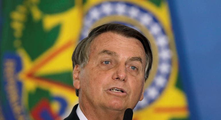 Covid: Bolsonaro admite erro ao atribuir relatório de mortes a TCU