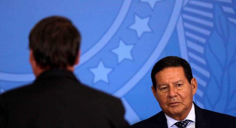 "Tem aglomeração do bem agora?", ironiza Mourão sobre atos no país