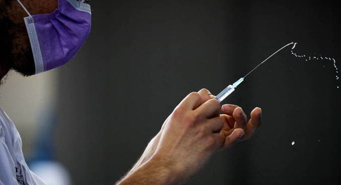 Médico é acusado de tomar 2 doses de vacina contra covid-19 em 4 dias