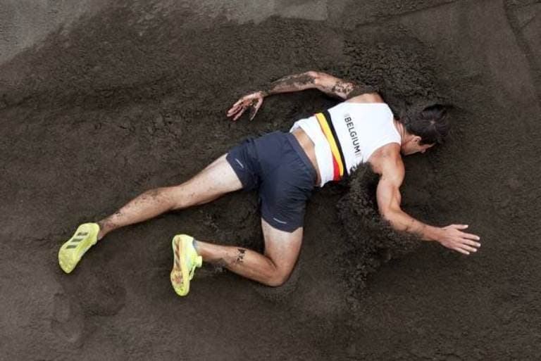 Tóquio: atleta belga cai no decatlo e sai de cadeira de rodas da prova
