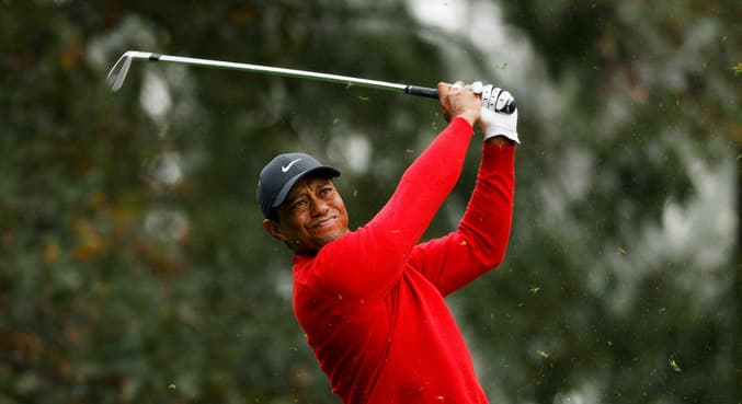 Tiger Woods capota carro e é levado para hospital nos EUA