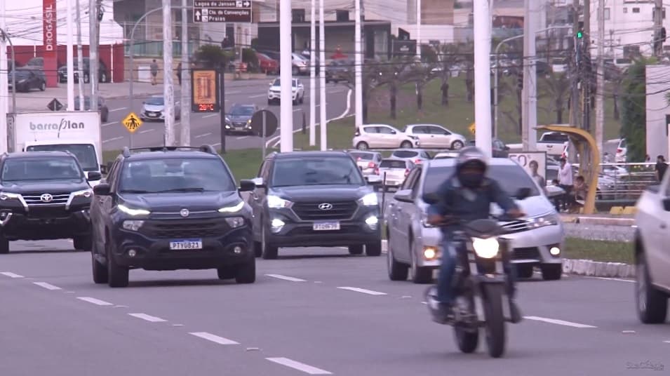 Auxílio-combustível beneficia motoristas por app, taxistas e mototaxistas