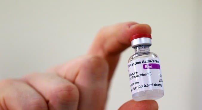 Após negociações, doses da vacina da Índia chegam ao país