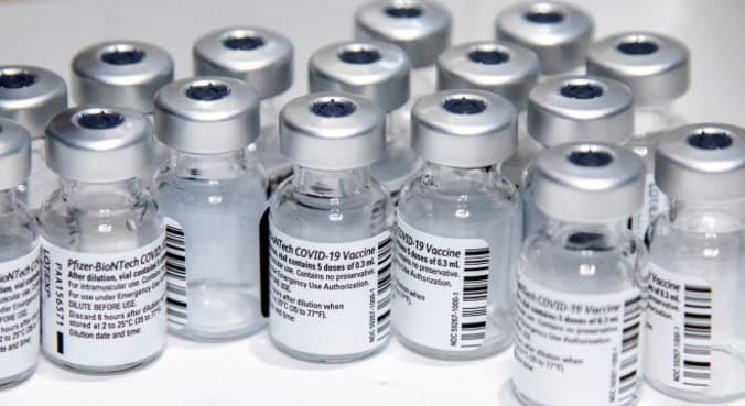 Por que o intervalo da Pfizer no Brasil é diferente de outros países?