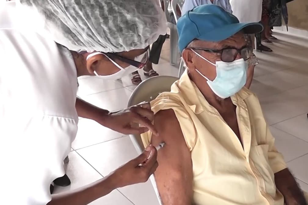 Santa Inês: idosos com 80 anos recebem vacina contra a Covid