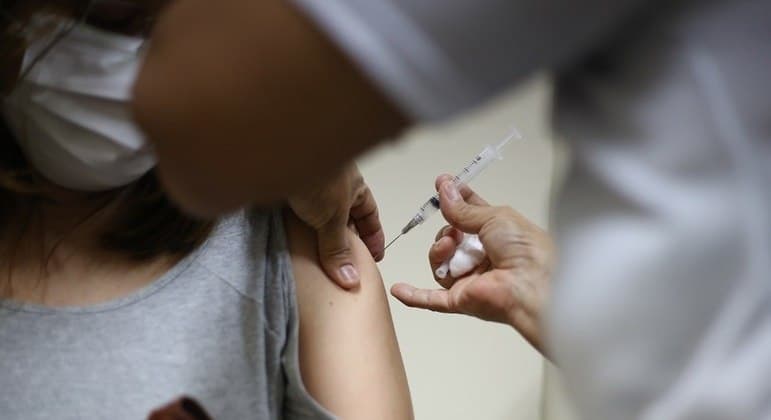 MP-RJ recebe 33 denúncias de ‘fura-filas’ da vacina contra covid-19