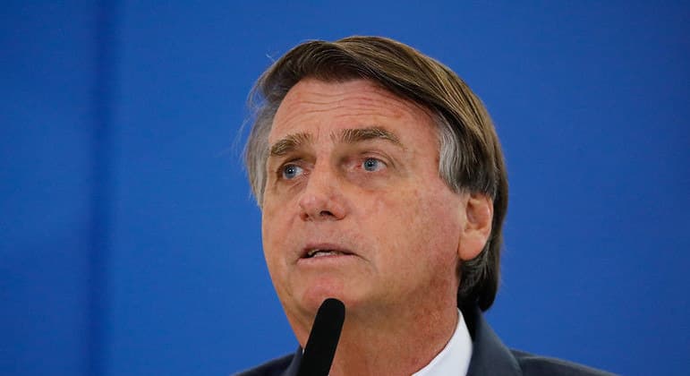 Bolsonaro é processado por usar verba para pagar funcionária
