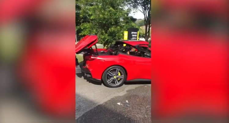 Hulk ostenta Ferrari conversível de mais de R$ 3 milhões em BH