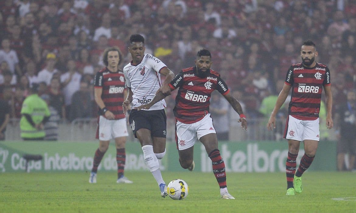Copa do Brasil: Flamengo pressiona, mas Athletico-PR segura empate