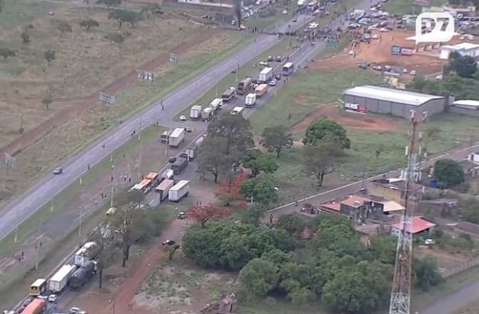 Manifestantes bloqueiam 18 trechos de rodovias no país
